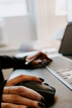 mains de femmes avec ordinateur et souris