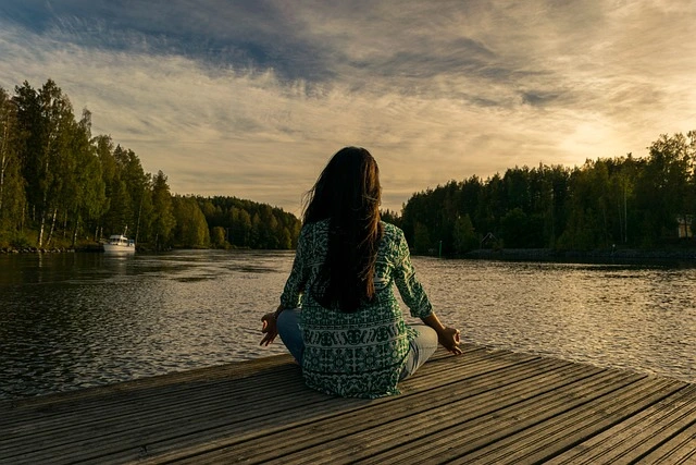 meditation-vipassana-position-du-lotus-devant-un-lever-de-soleil